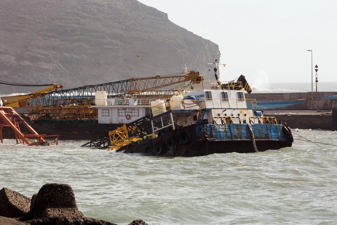 Fuerteventura. El viento y el fuerte oleaje provocados por la borrasca Emma han hundido ya tres de las nueve gabarras que se encontraban amarradas en los muelles de Gran Tarajal (Fuerteventura), y otra más ha quedado semisumergida y está derramando gasóleo al puerto