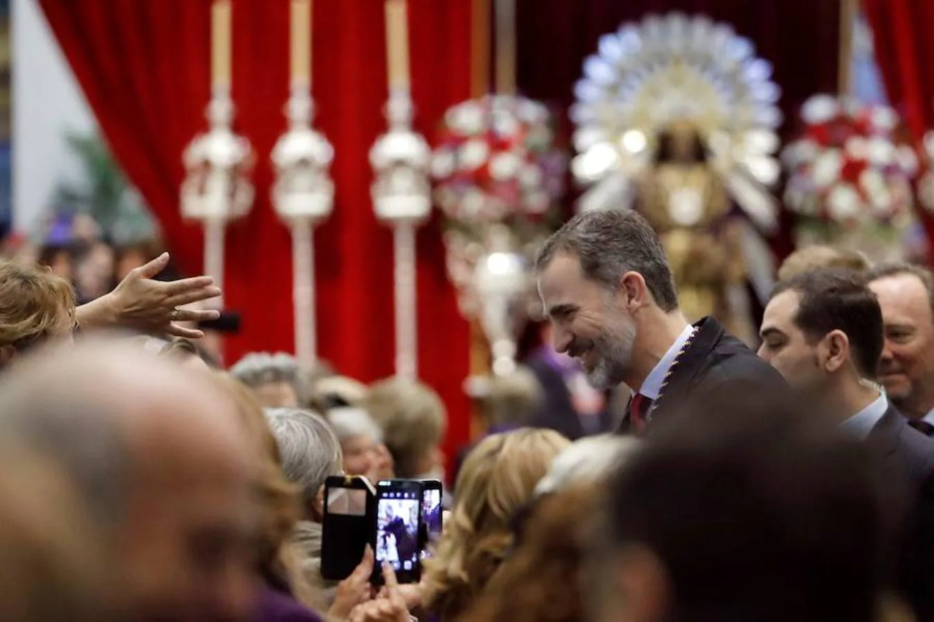 La visita de Don Felipe a la Basílica de Jesús de Medinaceli en Madrid, en imágenes. Don Felipe ha saludado a los fieles congregados entorno a la Basílica madrileña