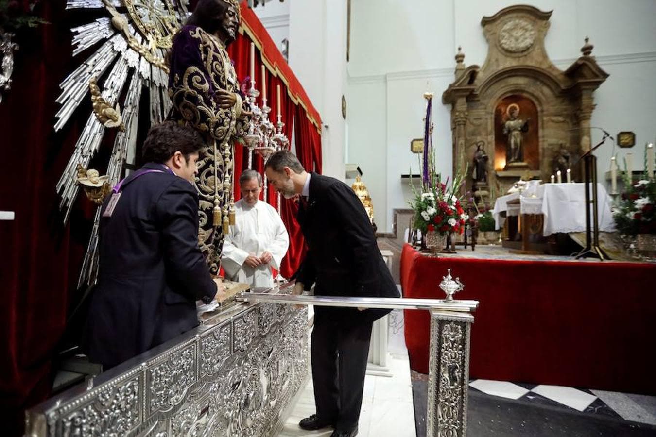 La visita de Don Felipe a la Basílica de Jesús de Medinaceli en Madrid, en imágenes. Felipe VI ha rezado y venerado la popular imagen.