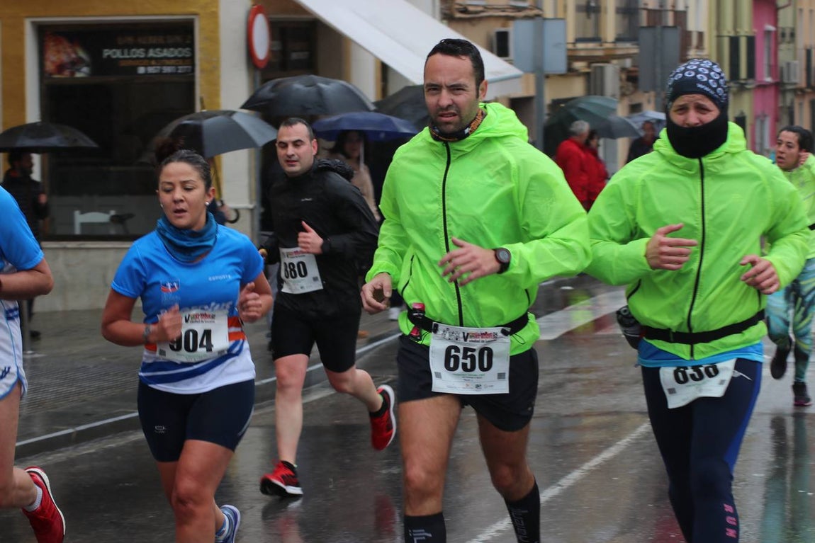 La lluviosa Media Maratón de Lucena, en imágenes