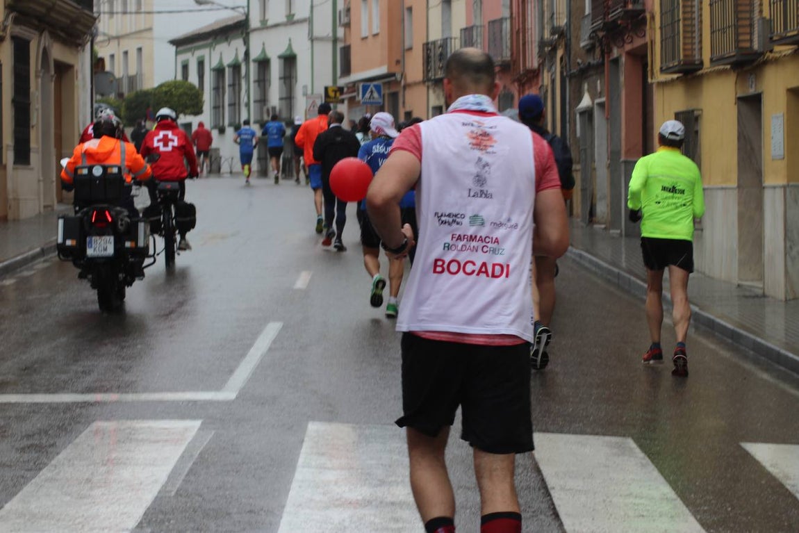 La lluviosa Media Maratón de Lucena, en imágenes