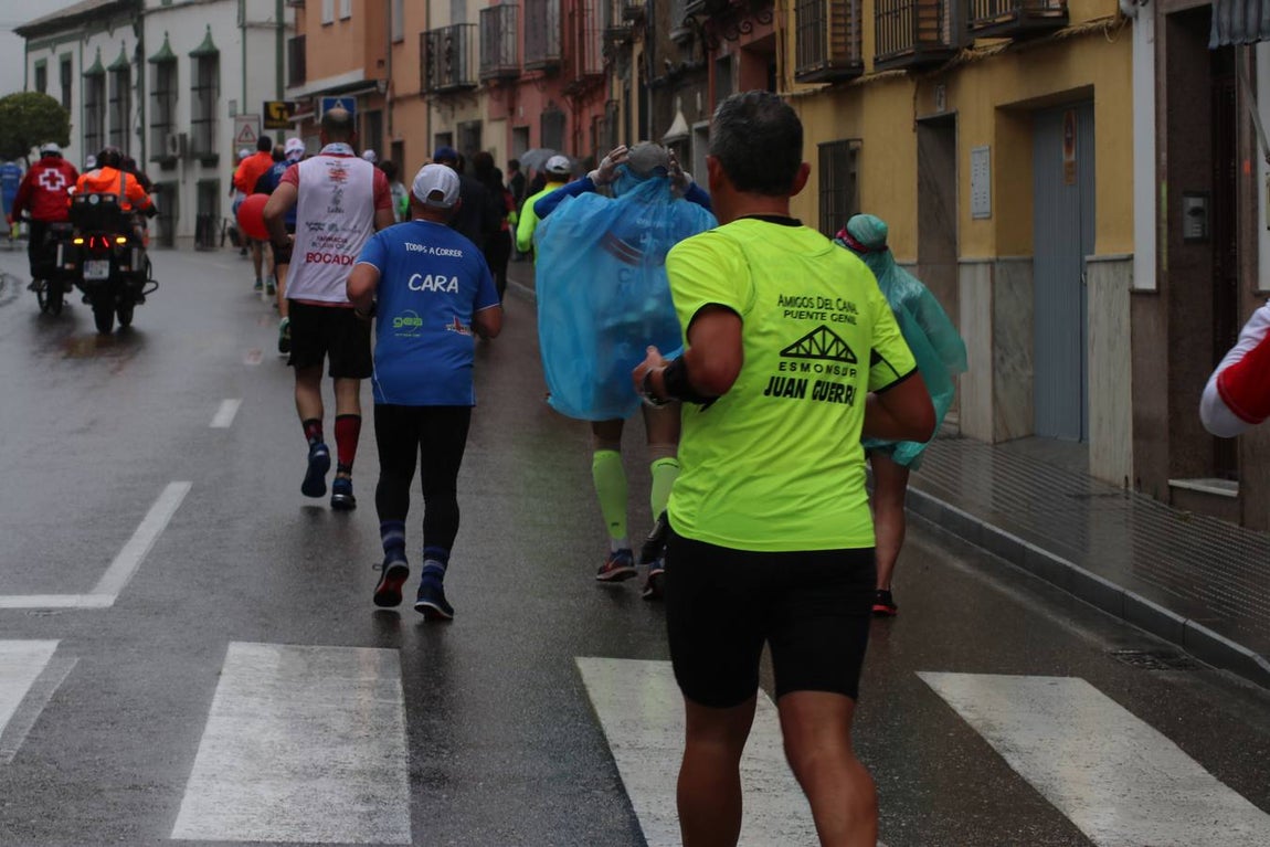 La lluviosa Media Maratón de Lucena, en imágenes