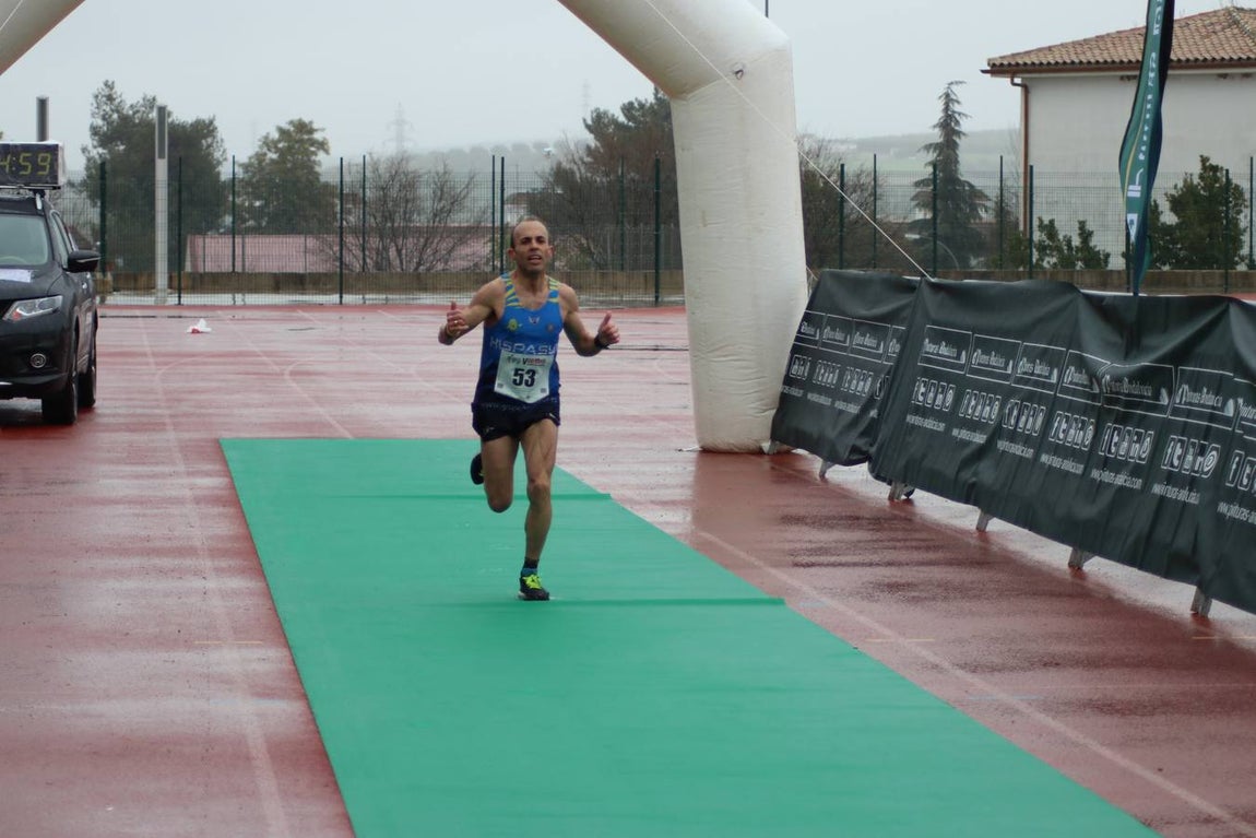 La lluviosa Media Maratón de Lucena, en imágenes