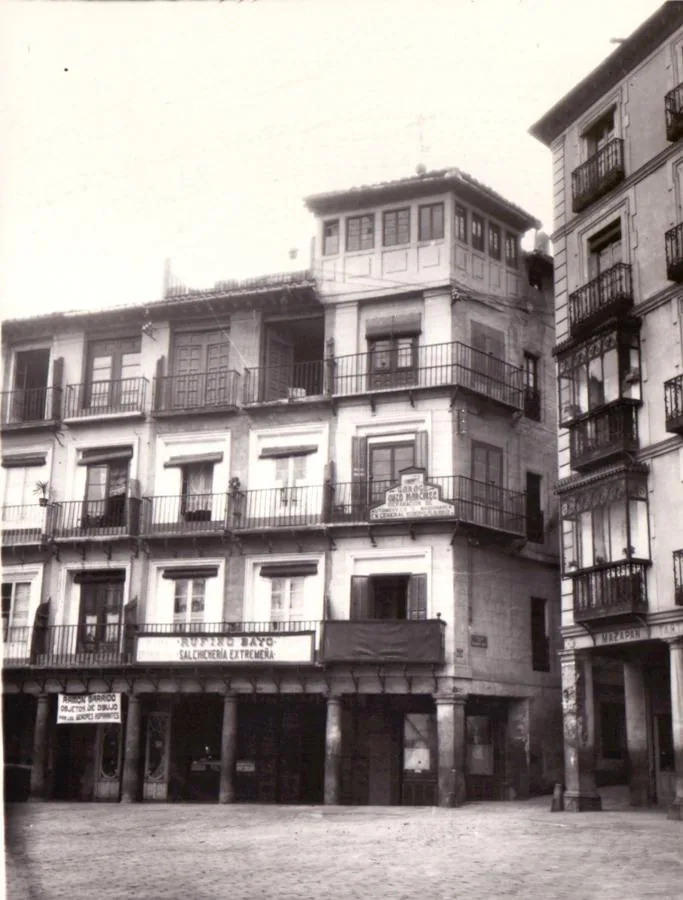 Esquina del Peso Real en la entrada de Barrio Rey con el «torreón» que debía ser derribado en 1922. Foto Rodríguez.. 