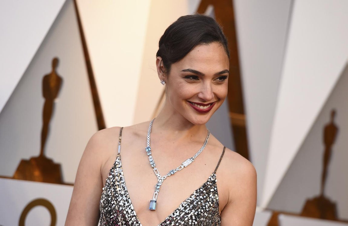 Gal Gadot. Uno de los conjuntos que más brilló sobre la alfombra. Fue Tiffany &amp; Co quien obró este milagro de oro blanco y diamantes