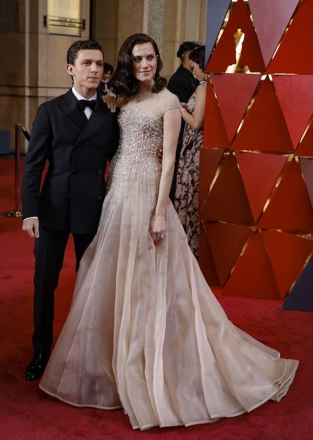 Tom Holland y Allison Williams en la alfombra roja de los Oscar 2018. 