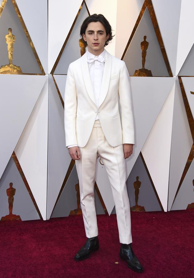 Timothée Chalamet. El protagonista y nominado a Mejor Actor por 'Call Me by Your Name' era uno de los más esperados de la noche. El actor apostó por un 'total look' blanco con botines negros de Berluti.