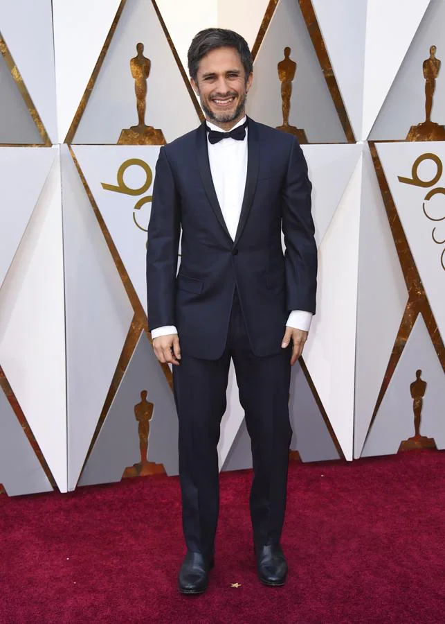 Gael García Bernal. El actor mexicano eligió un esmoquin en color azul de Dior Homme.