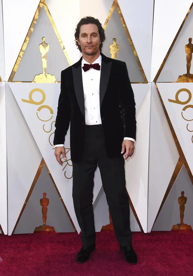 Matthew McConaughey. El actor, encargado de entregar uno de los premios de la noche, optó por un traje de chaqueta en color negro con americana de terciopelo y pajarita en color burdeos para poner el toque de color a su estilismo.