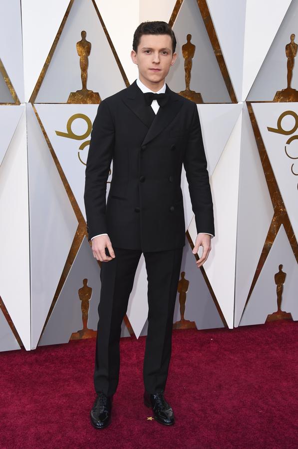Tom Holland. El actor apostó también por el color negro, pero en esta ocasión con un tuxedo de doble botonadura y solapa alta de Hermès que no pasó desapercibido. Con cierto aire vintage, culminó su estilismo con zapatos negros de charol y pajarita.