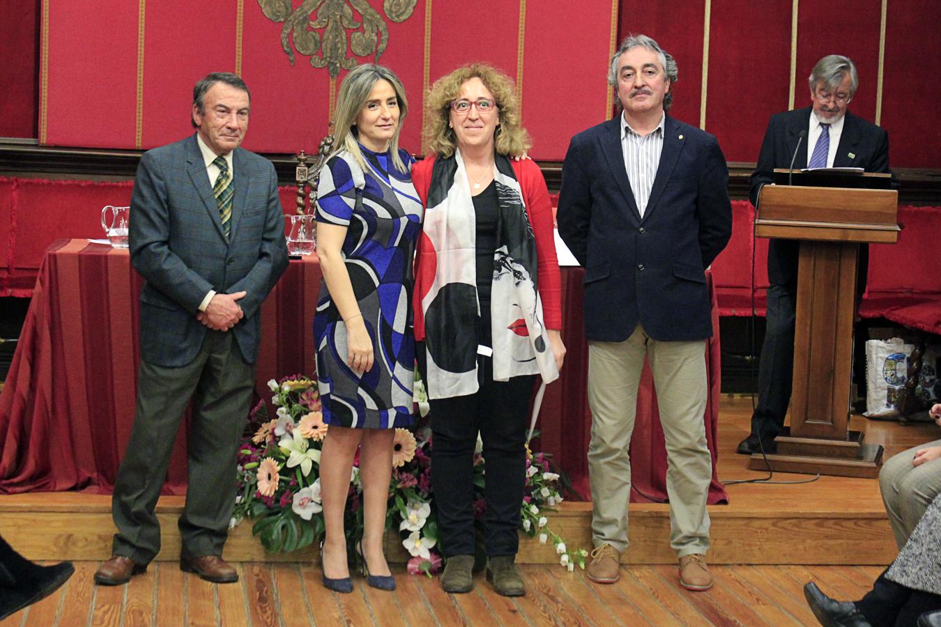 Colegio Santiago El Mayor, responsable de la realización del tapiz: Teresa Toledo Agüero, con la alcaldesa. 