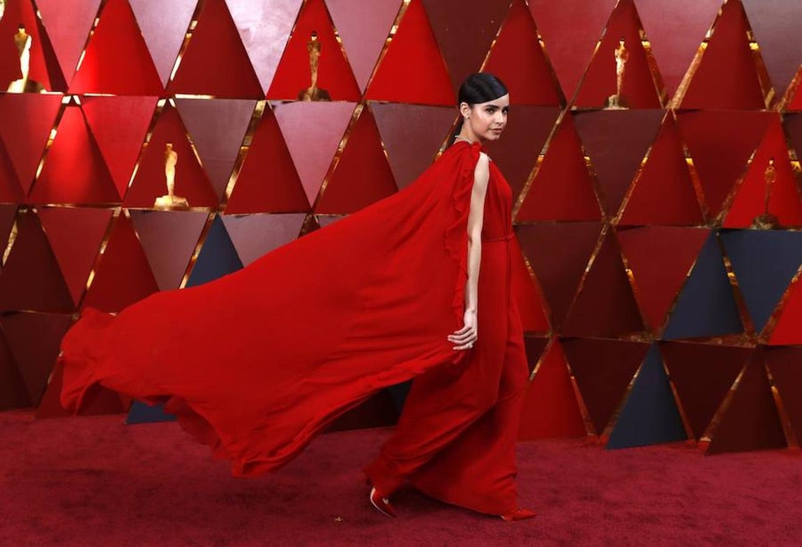 Sofia Carson en la alfombra roja de los Oscar 2018. 