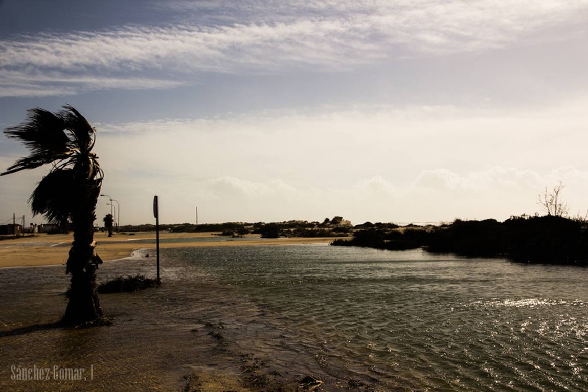 La playa de Camposoto en San Fernando tras el temporal