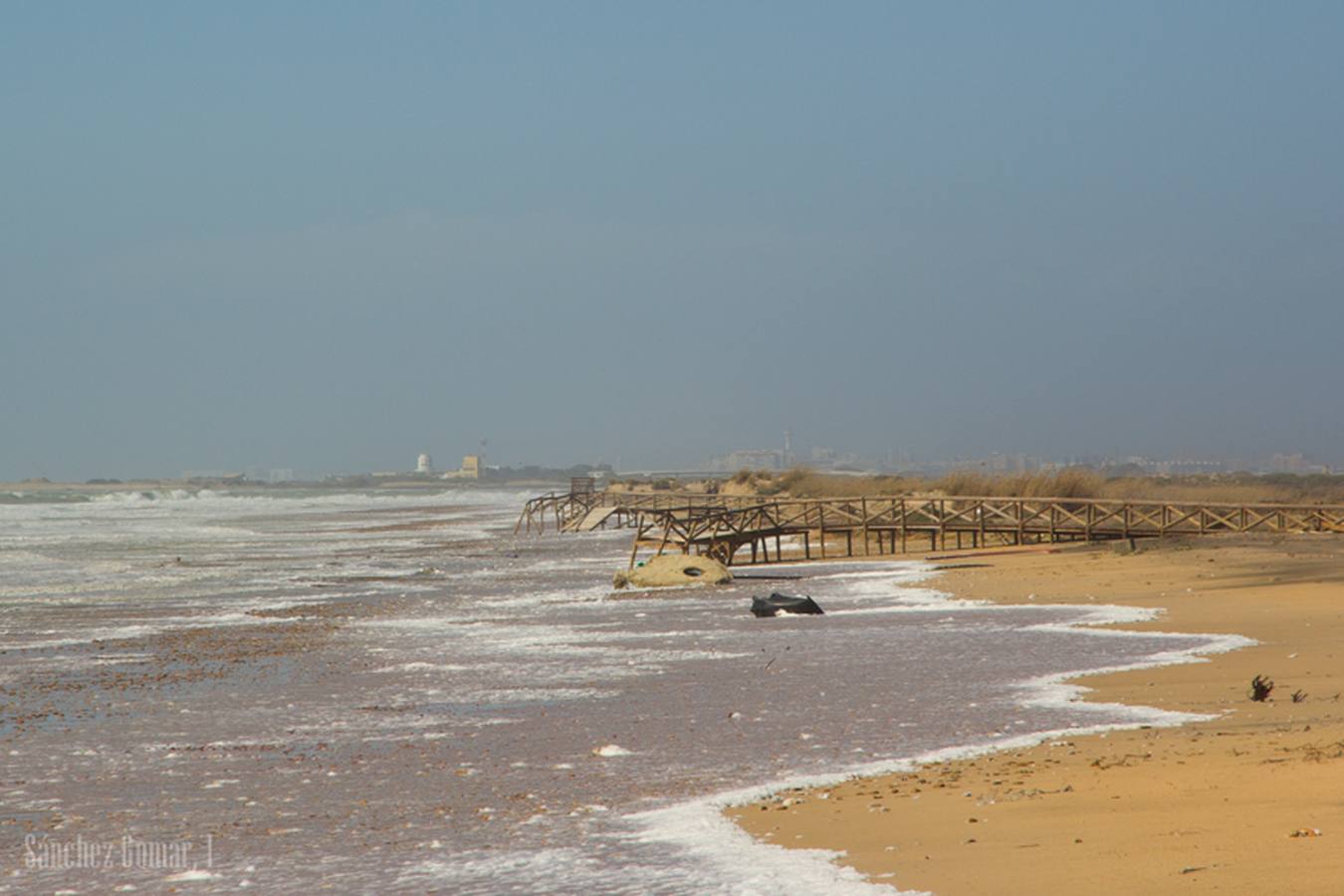 La playa de Camposoto en San Fernando tras el temporal