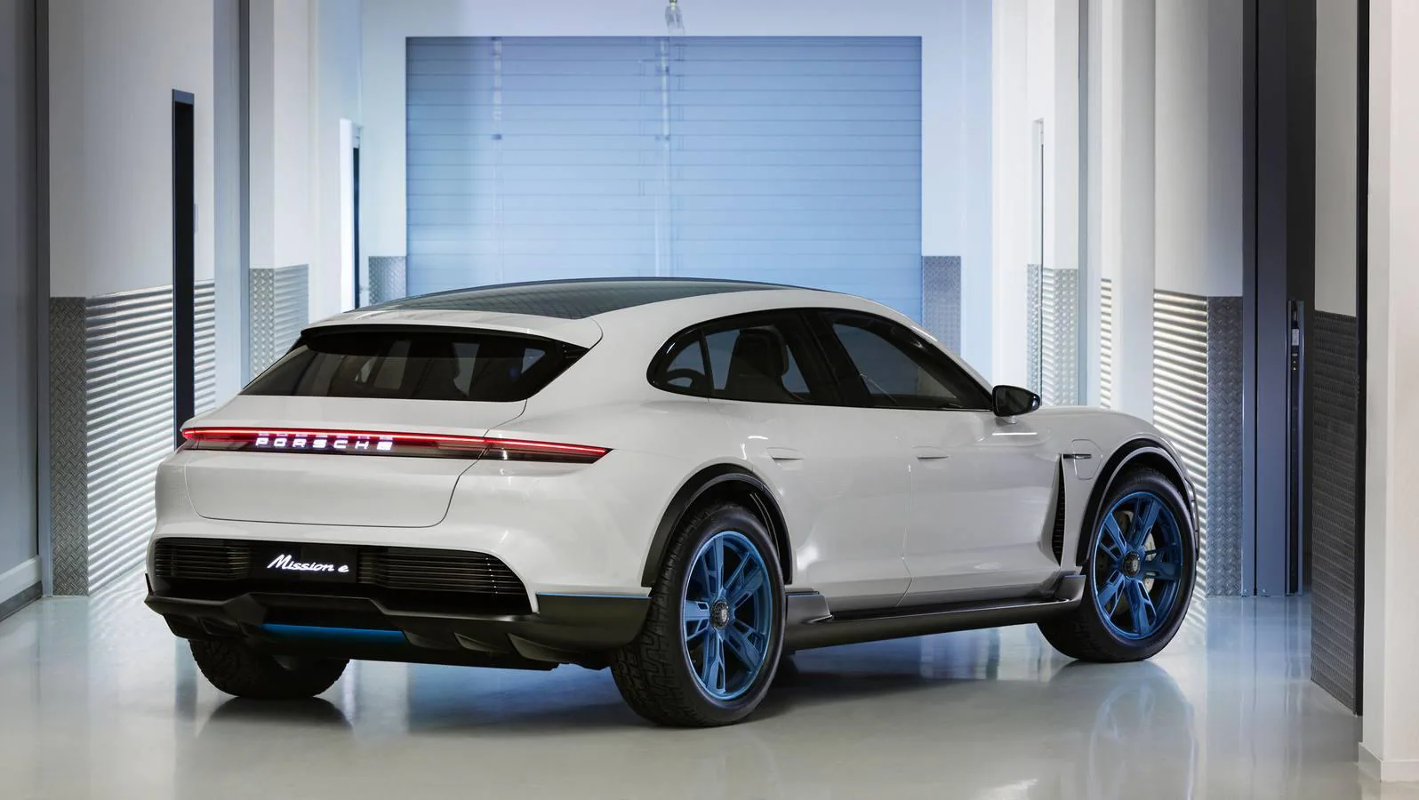 Con el Mission E Cross Turismo, Porsche presenta en el Salón del Automóvil de Ginebra un estudio conceptual a partir de un Cross-Utility Vehicle (CUV), con propulsión eléctrica.. 