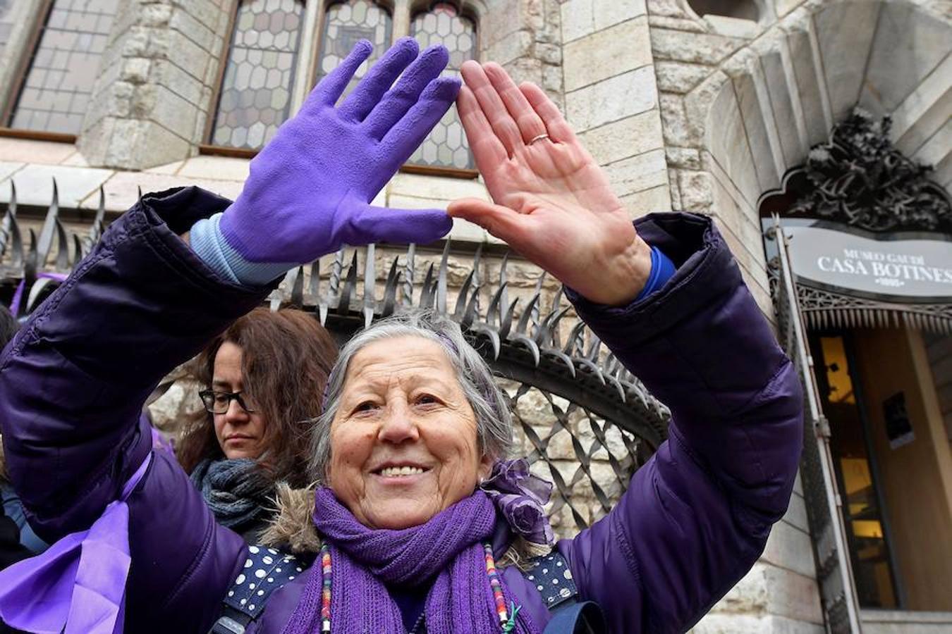 Una asistente a la concentración de las plataformas sindicales por el 8 de Marzo Día de la Mujer, en la Plaza de San Marcelo de León.. 