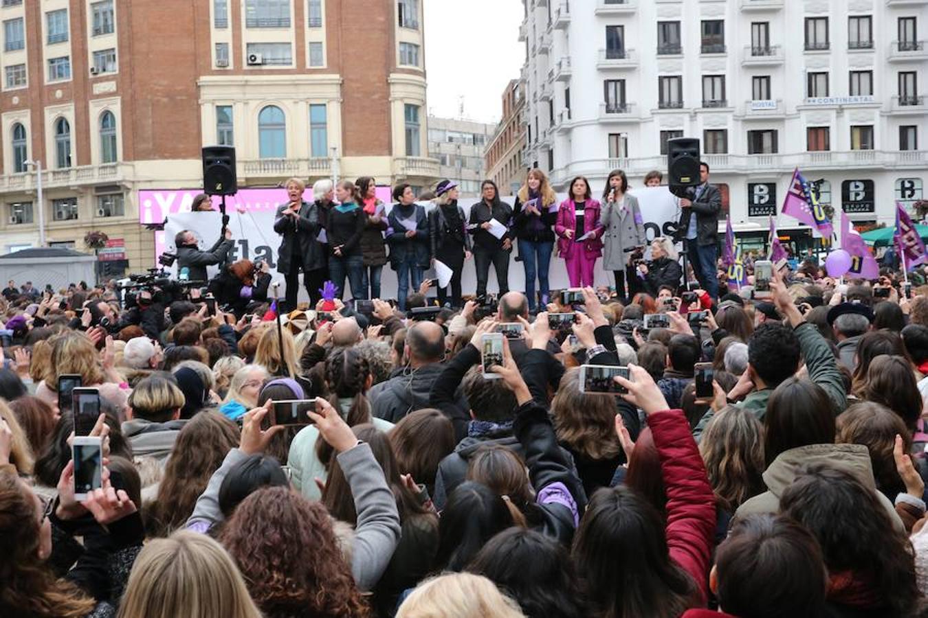 Lectura del manifiesto feminista de las periodistas en la Plaza de Callao, Madrid.. 