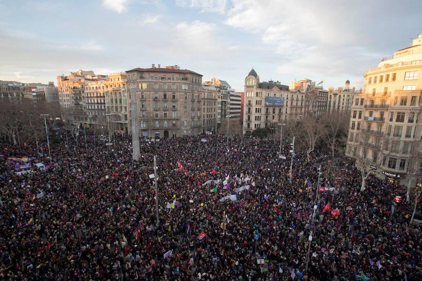 Aspecto de la Manifestación que el movimiento feminista ha convocado para esta tarde en Barcelona para denunciar la discriminación de la mujer en todos los ámbitos, en el Día Internacional de la Mujer.. 