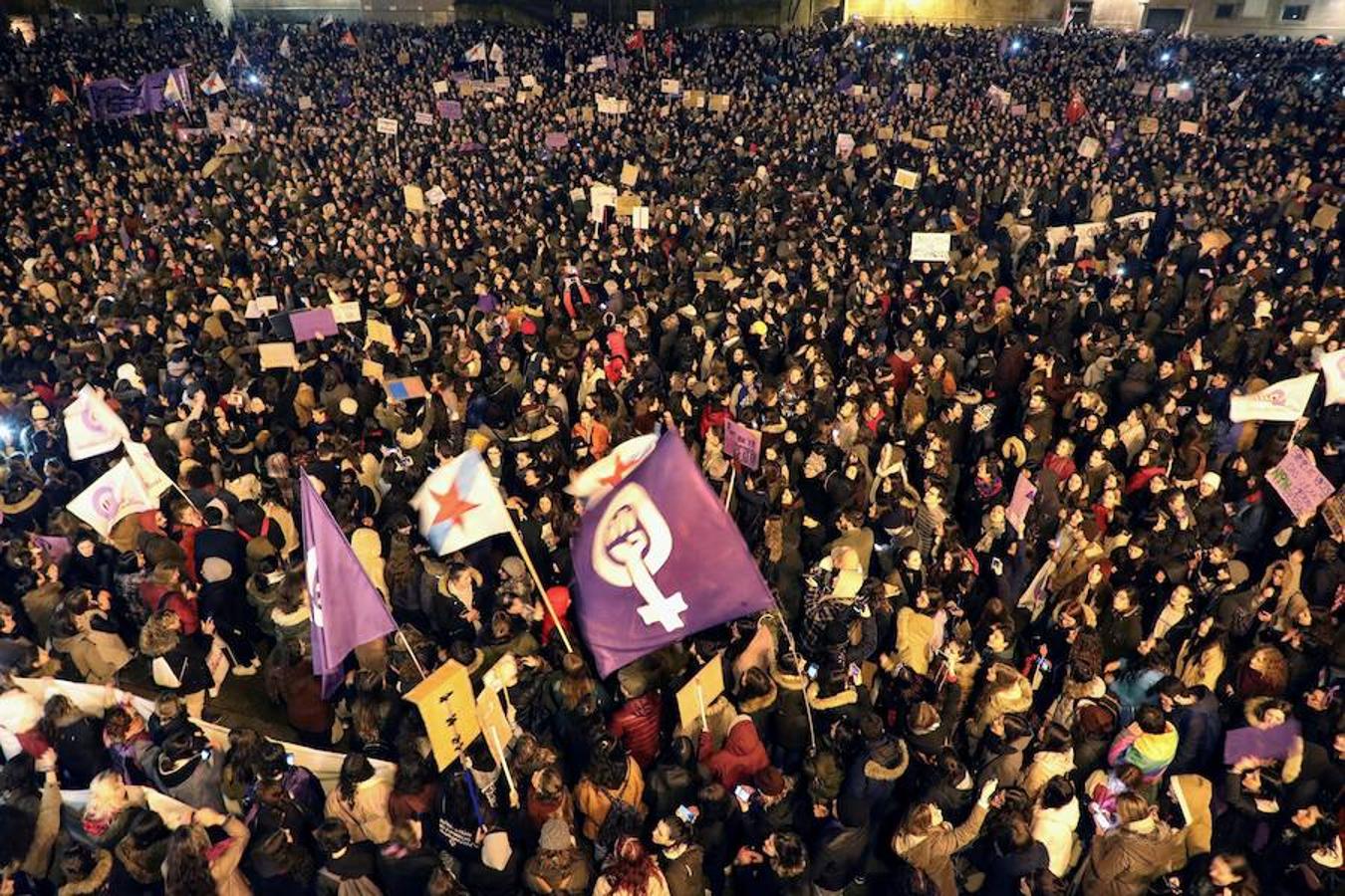 Miles de personas han finalizado en la Plaza del Obradoiro en Santiago la manifestación de esta noche y que ha sido apoyadas por sindicatos y partidos de la oposición, con motivo del Día de la Mujer en el marco de la huelga laboral, de cuidados y de consumo para reclamar igualdad real de oportunidades y derechos entre hombres y mujeres.. 