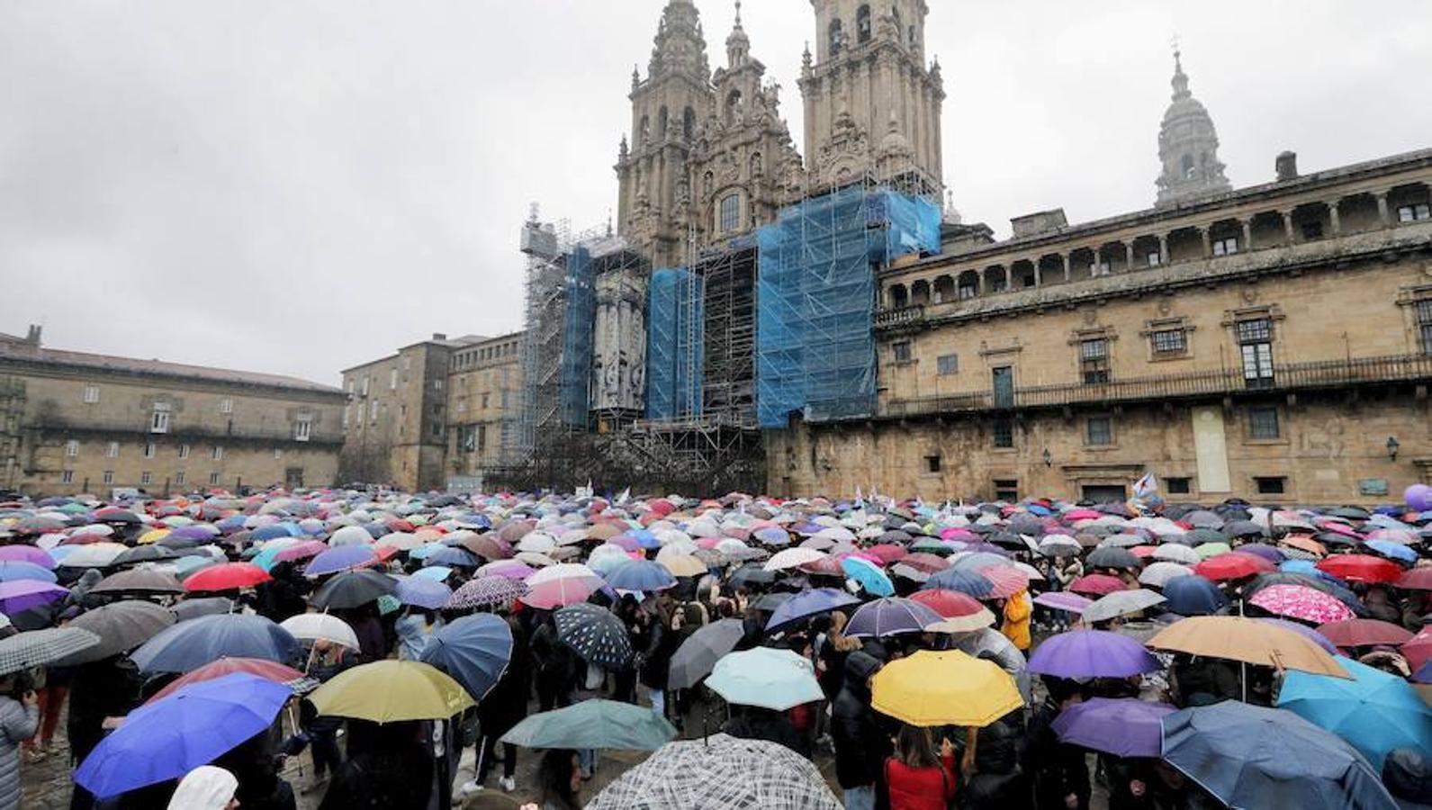 Miles de mujeres bajo la lluvia en la plaza del Obradoiro, en la jornada reivindicativa con motivo del Día Internacional de la Mujer.. 