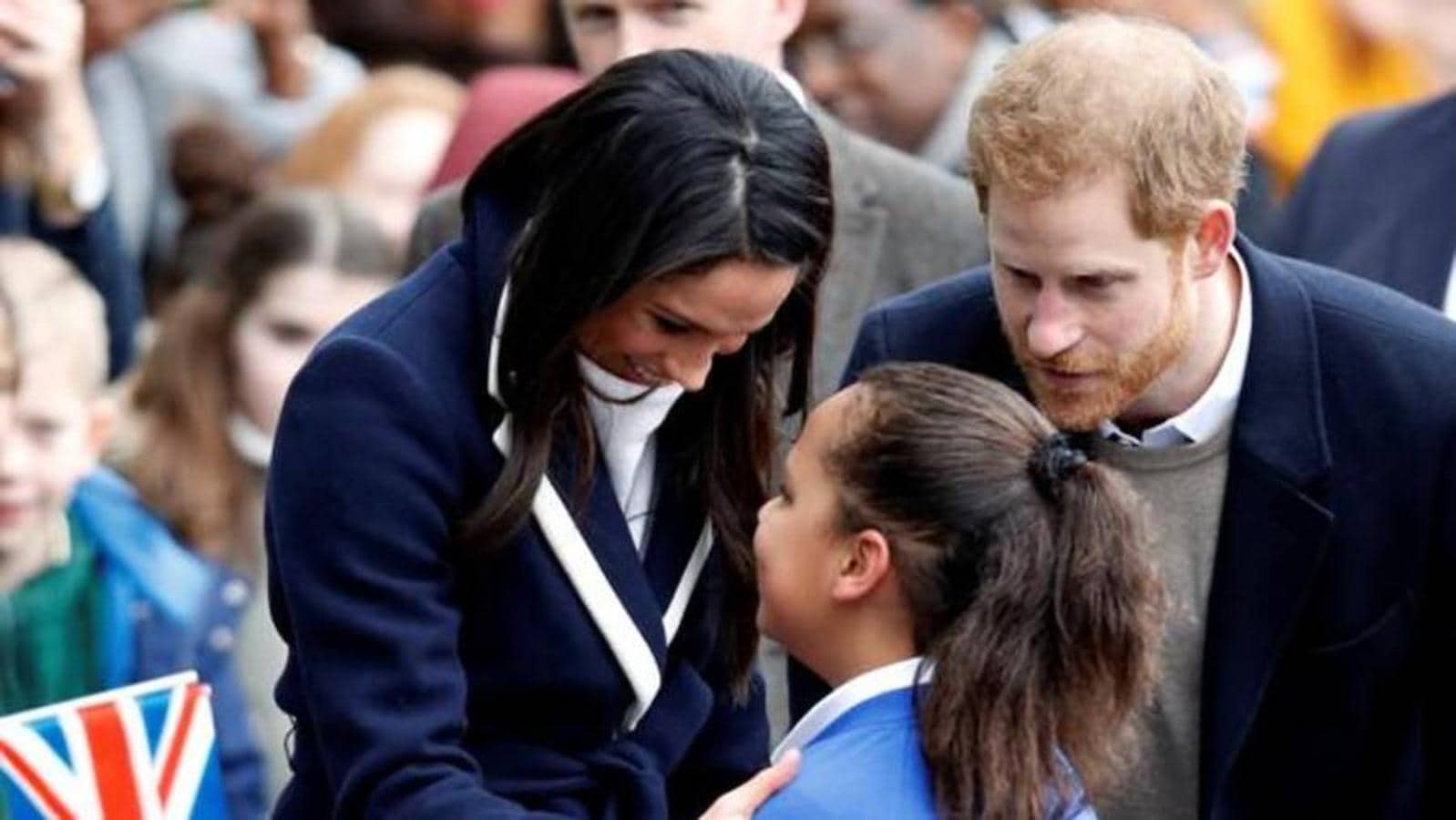 Meghan Markle y el príncipe Harry se saltan el protocolo para saludar a una niña que quiere ser actriz. 