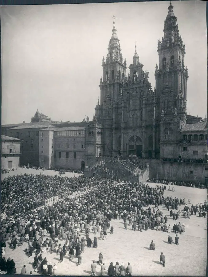 Peregrinos en 1955. Miles de personas llenan el Obradoiro para recalar ante la tumba del Apóstol, en 1955