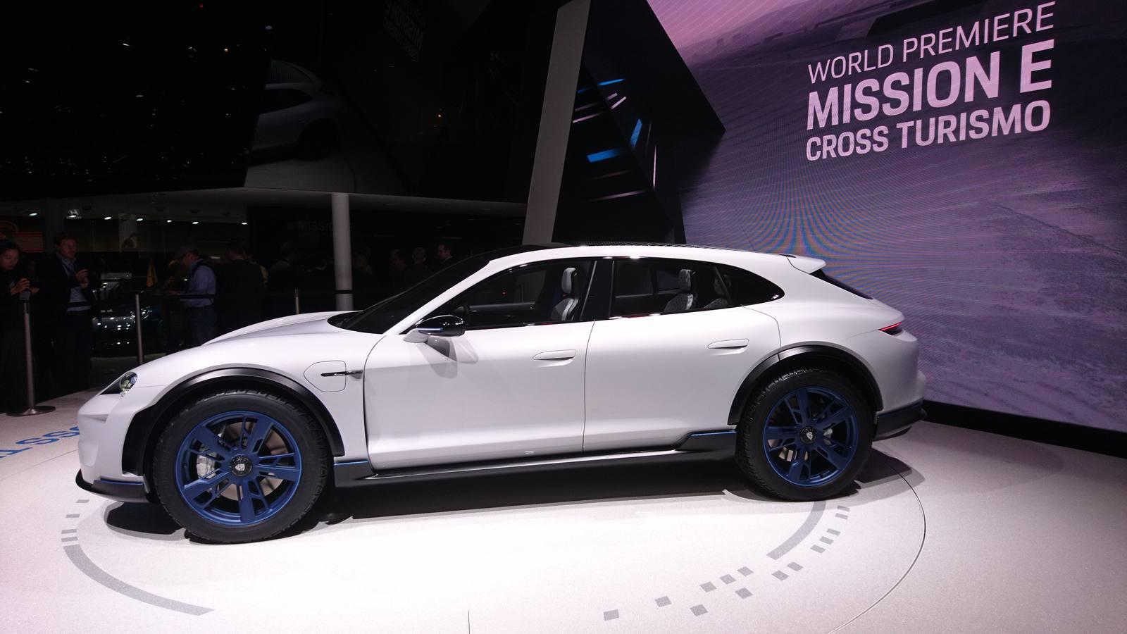 Con el Mission E Cross Turismo, Porsche presenta en el Salón del Automóvil de Ginebra un estudio conceptual a partir de un Cross-Utility Vehicle (CUV), con propulsión eléctrica. 