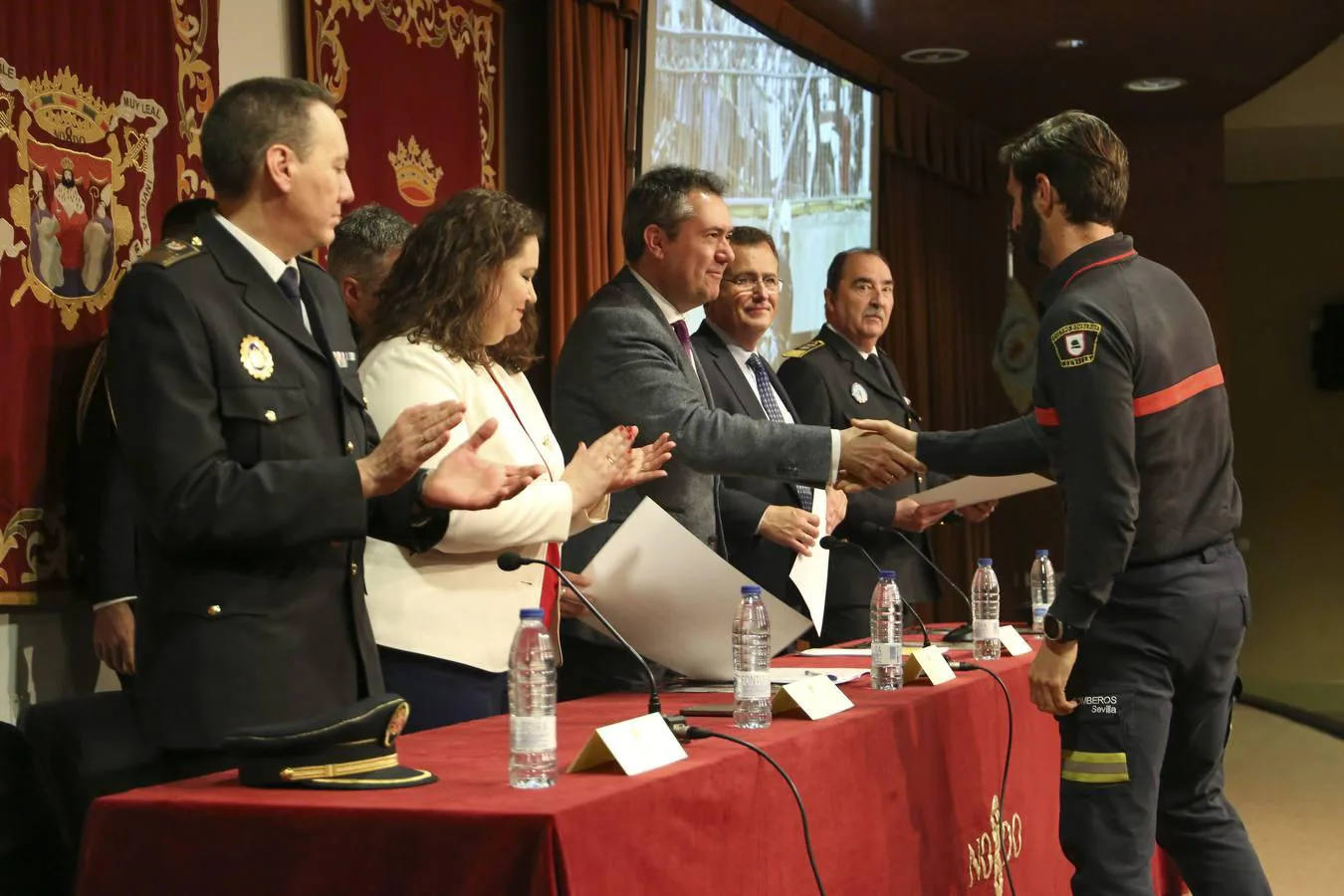 Reconocimiento a los bomberos de Sevilla