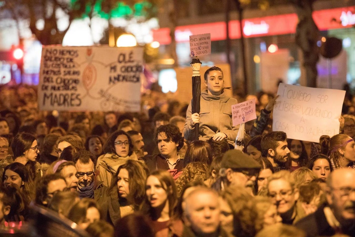 En imágenes, la multitudinaria manifestación feminista en Córdoba