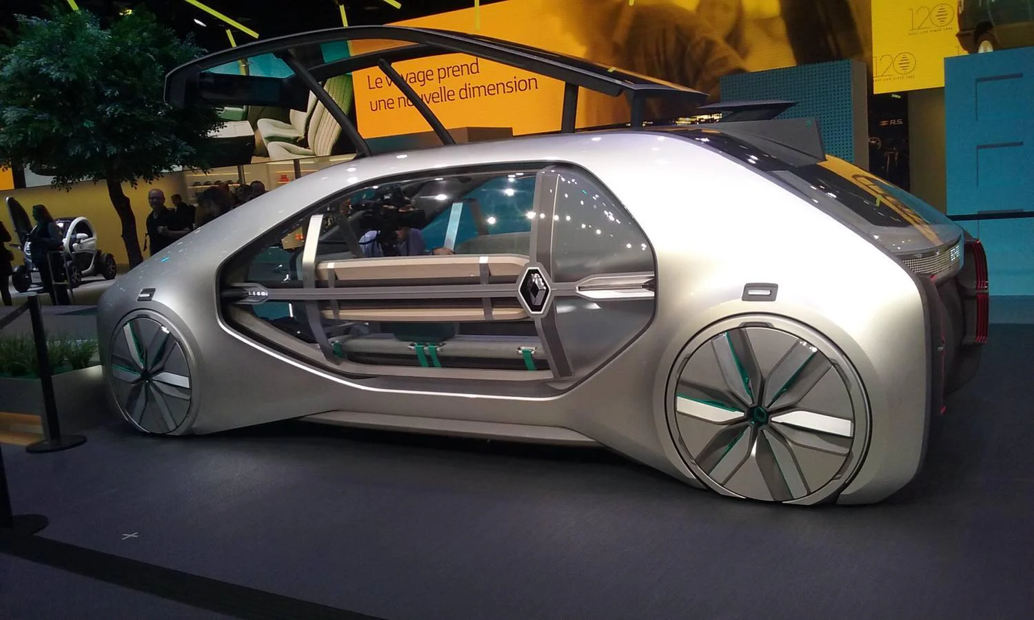 Renault ha presentado su prototipo de movilidad urbana, el EZ-GO, un vehículo compartido autónomo y sin chófer con motorización eléctrica. 