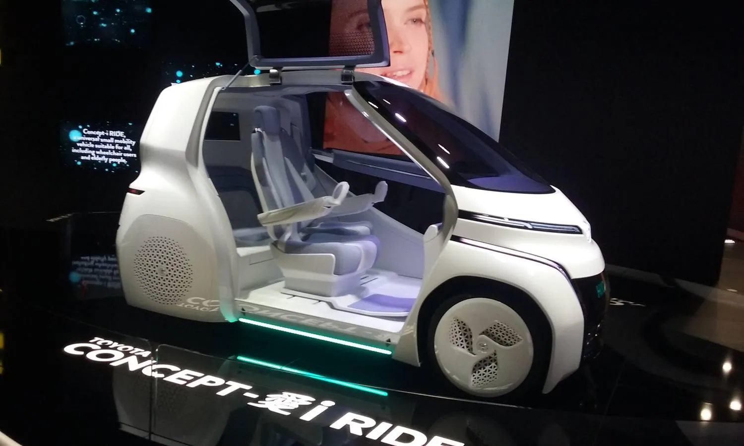 El Salón acoge la serie Concept-i de vehículos eléctricos con batería y el vehículo de pila de combustible —Fuel Cell Electric Vehicle (FCEV)—  de Toyota. 