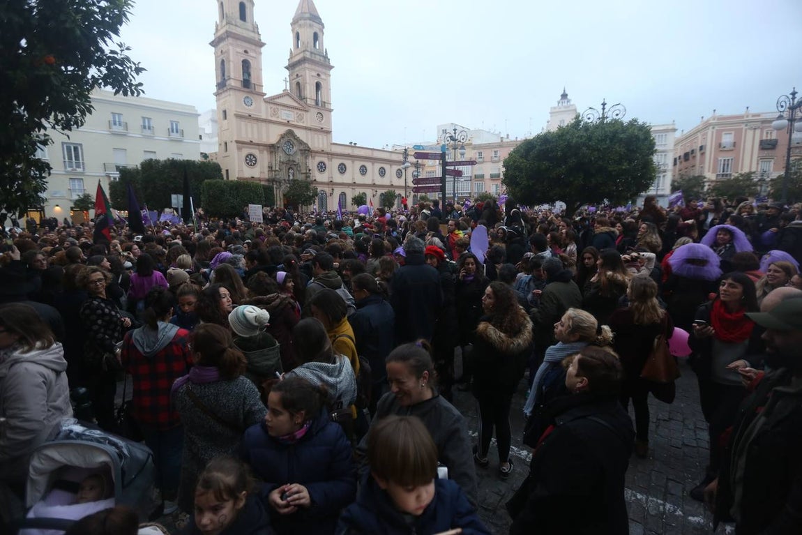 FOTOS: Marcha masiva en Cádiz por el Día Internacional de la Mujer