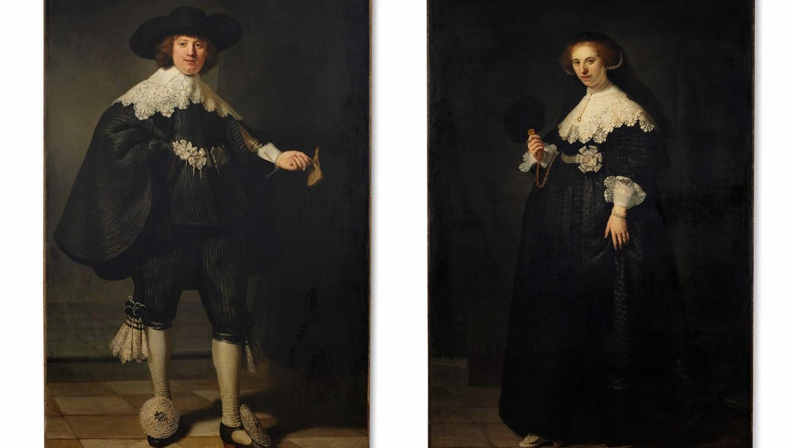 Marten Soolmans y Oopjen Coppit. un joven matrimonio, de familias de ricos comerciantes. Son retratados por Rembrandt en 1634 como la mejor tarjeta posible para presentarse en sociedad. Están recién casados. Ella espera su primer hijo. El pintor, que cobra por los cuadros 500 florines, tiene 28 años cuando los realiza: Marten, 20; Oopjen, 23. Ambos visten de riguroso negro, tan solo animado por el blanco de los encajes. No les falta un detalle: vistosos zapatos, guantes y sombrero, en el caso de él; perlas, diamantes y abanico de plumas, en el de ella.