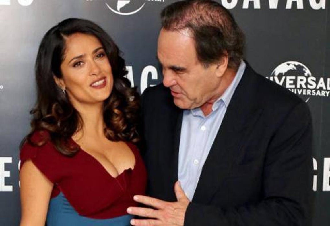 Oliver Stone y Salma Hayek. 