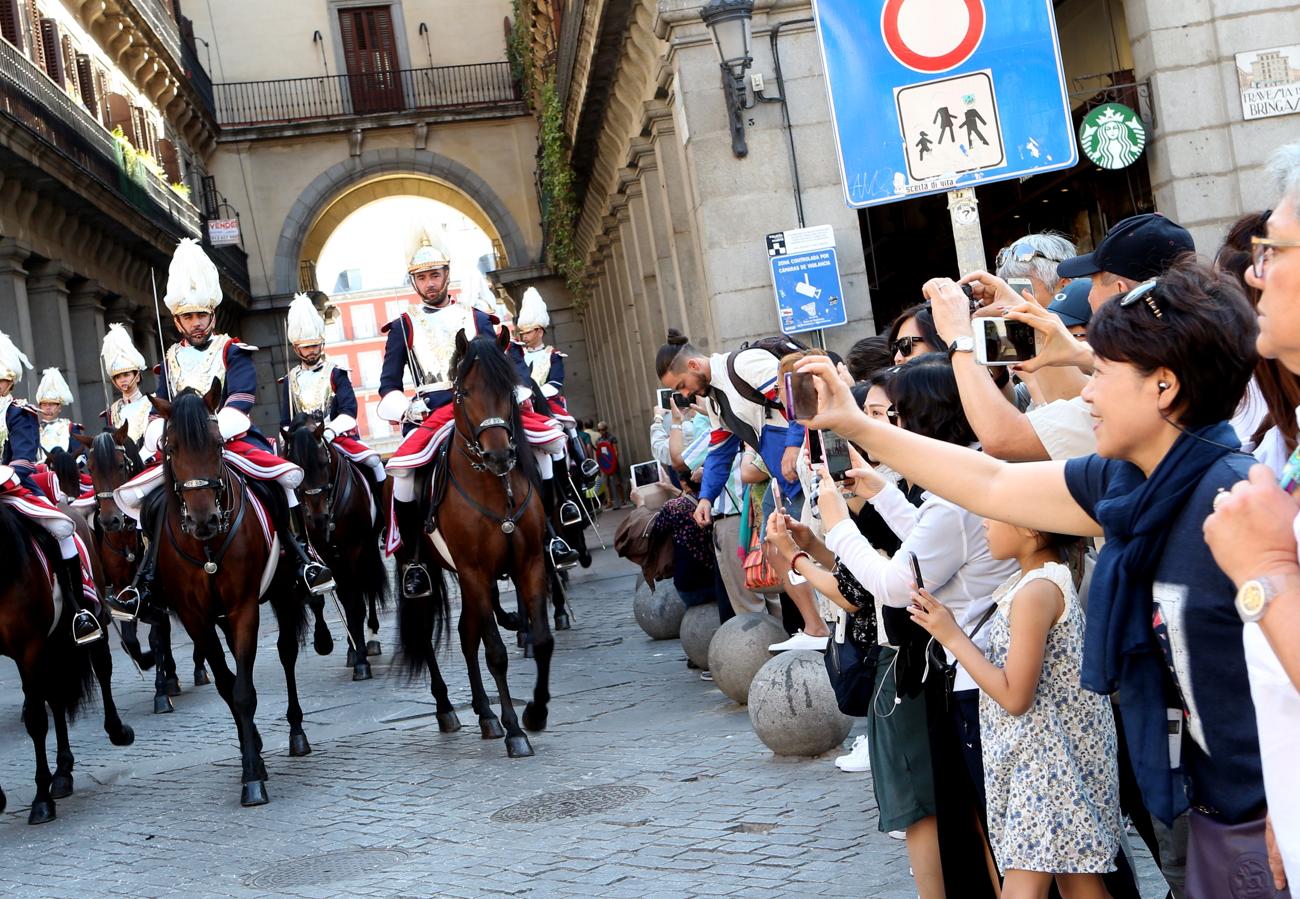 Madrid viaja al siglo XVIII. El público contempla y fotografía a la comitiva, que luce uniformes de época