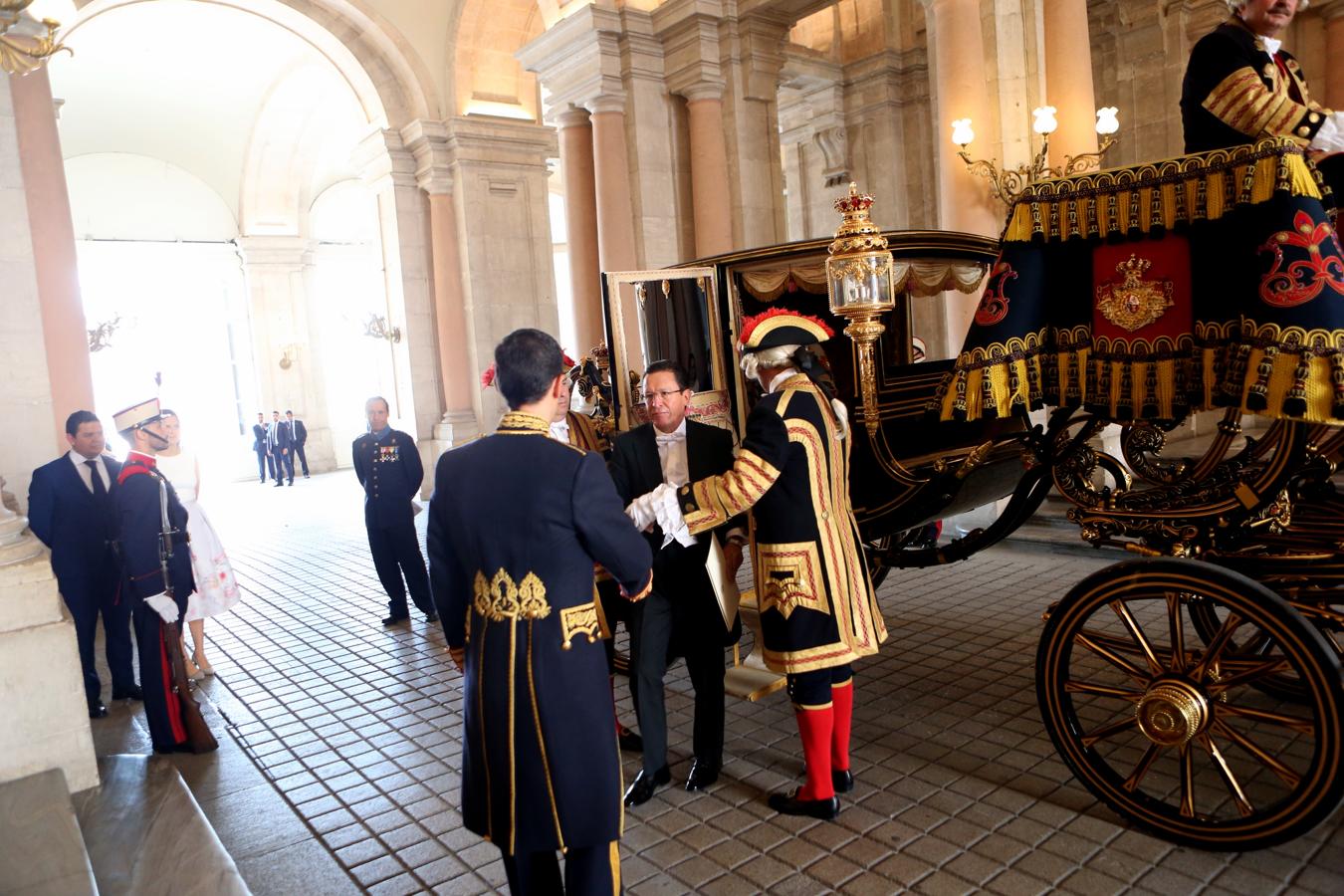 En el zaguán. La berlina de gala para en el Zaguán de Palacio, donde dejará al embajador para que acuda a presentar sus cartas credenciales al Rey, que le recibirá en uno de los salones de Palacio