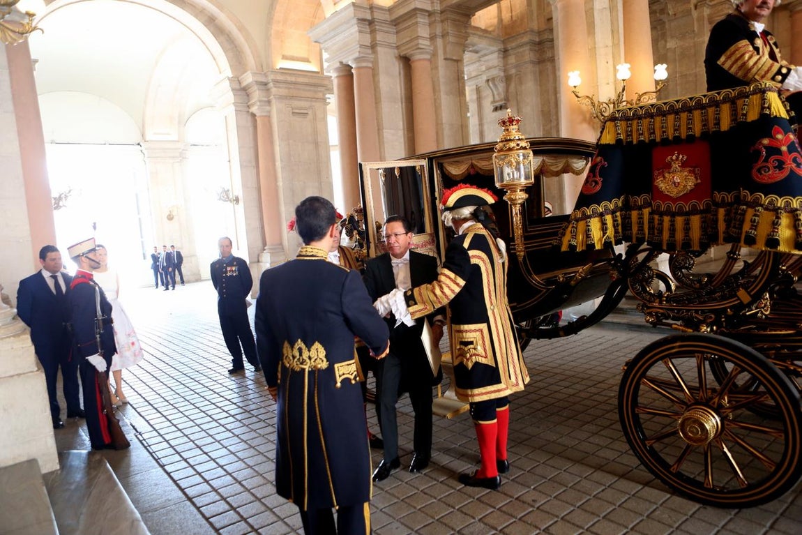 En el zaguán. La berlina de gala para en el Zaguán de Palacio, donde dejará al embajador para que acuda a presentar sus cartas credenciales al Rey, que le recibirá en uno de los salones de Palacio