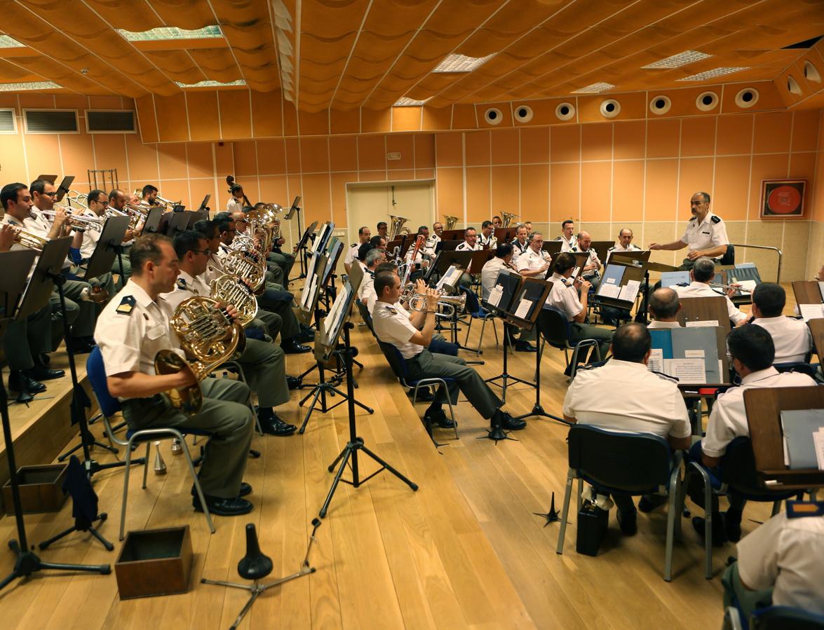 También los músicos ensayan. En una sala situada en los jardines del Campo del Moro, la Unidad de Música de la Guardia Real ensaya las piezas que interpretará en las ceremonias oficiales