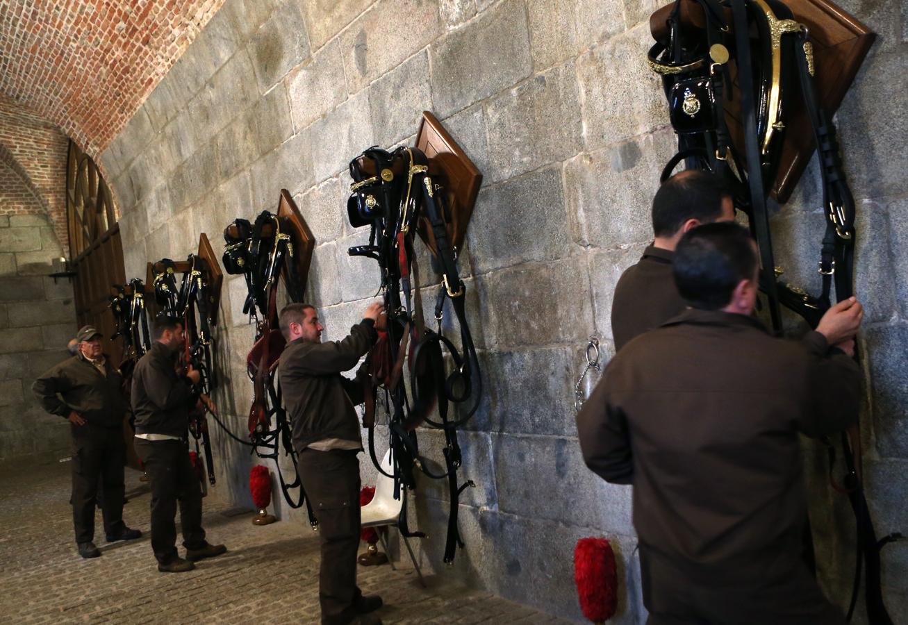 Guarniciones históricas. Casi todas las piezas son del siglo XIX, y las piezas desgastadas de cuero se sustituyen por otras nuevas. Las guarniciones son de piel de toro, aunque algunas son de piel de cabra