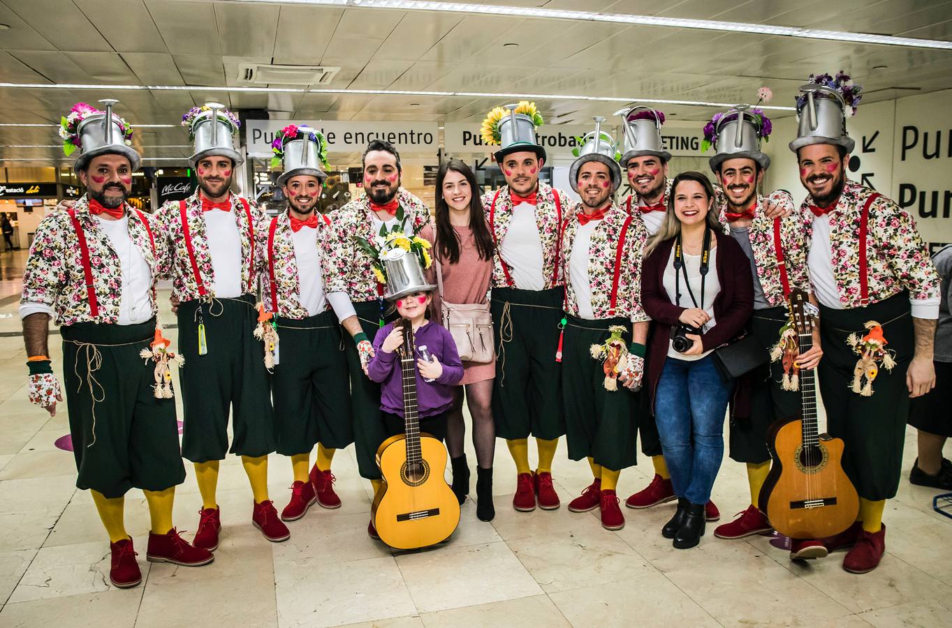 Una chirigota catalana recibe a los gaditanos que actúan en el Liceo