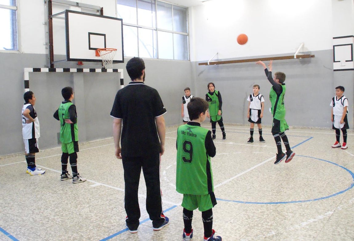 Las mejores imágenes del partido de baloncesto entre Escuelas Pías Aluche y Obispo Perello