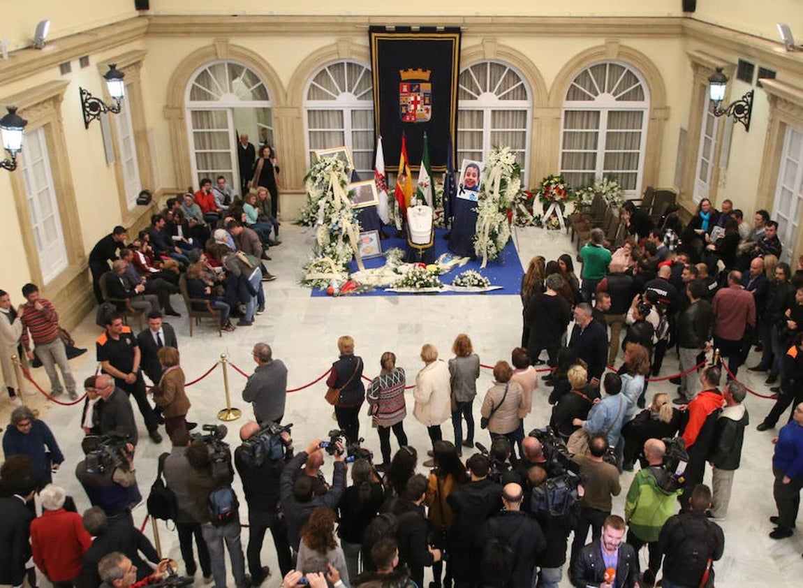 Capilla ardiente de Gabriel Cruz, instalada esta tarde en el Palacio Provincial de la Diputación de Almería.. 