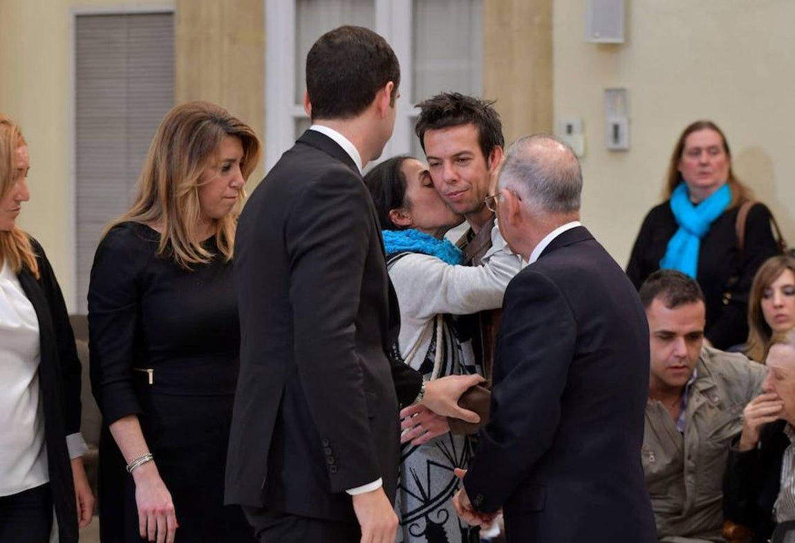 La presidenta andaluza, Susana Diaz (segunda a la izquierda), junto a los padres del pequeño Gabriel en la capilla ardiente instalada esta tarde en el Palacio Provincial de la Diputación de Almería.. 