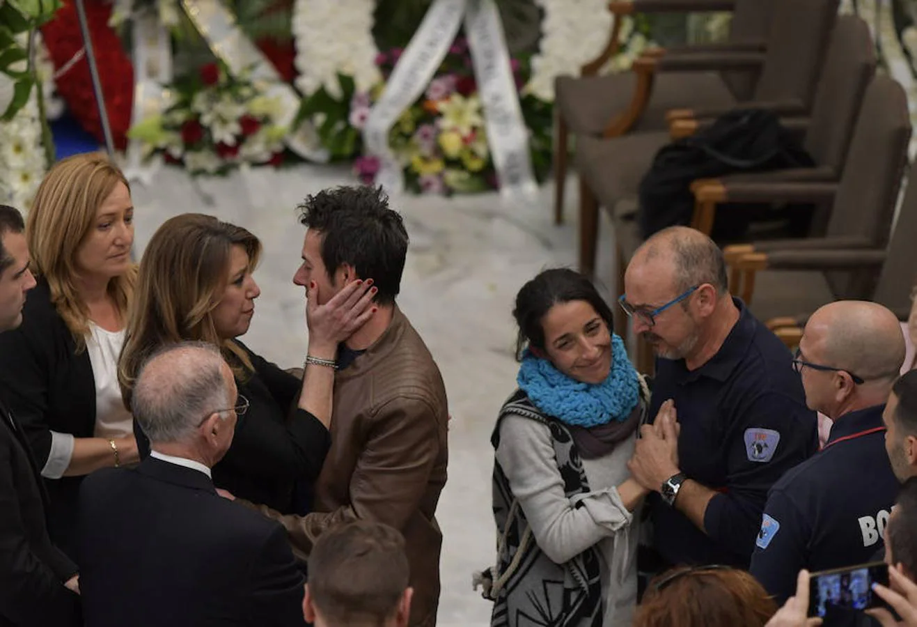 La presidenta andaluza, Susana Díaz (a la izquierda), da el pésame a los padres del pequeño Gabriel en la capilla ardiente instalada esta tarde en el Palacio Provincial de la Diputación de Almería.. 