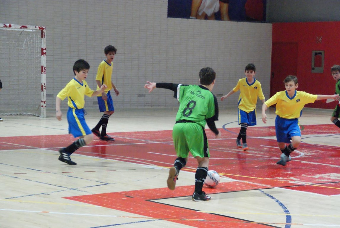 Las mejores imágenes del partido de fútbol sala entre Decroly y Jesús Maestro &quot;B&quot;