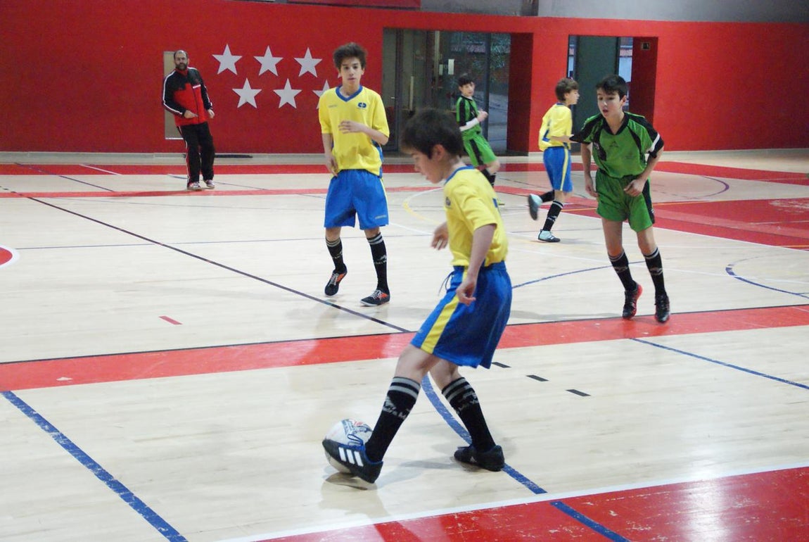 Las mejores imágenes del partido de fútbol sala entre Decroly y Jesús Maestro &quot;B&quot;