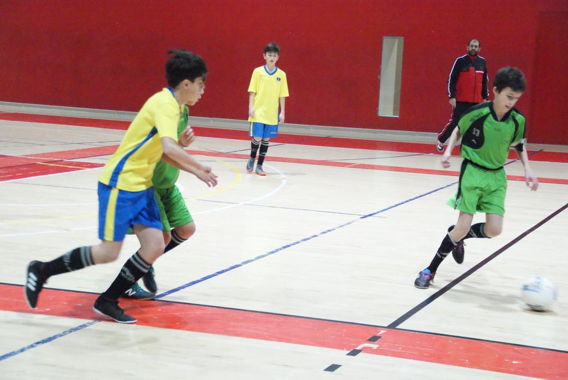 Las mejores imágenes del partido de fútbol sala entre Decroly y Jesús Maestro &quot;B&quot;