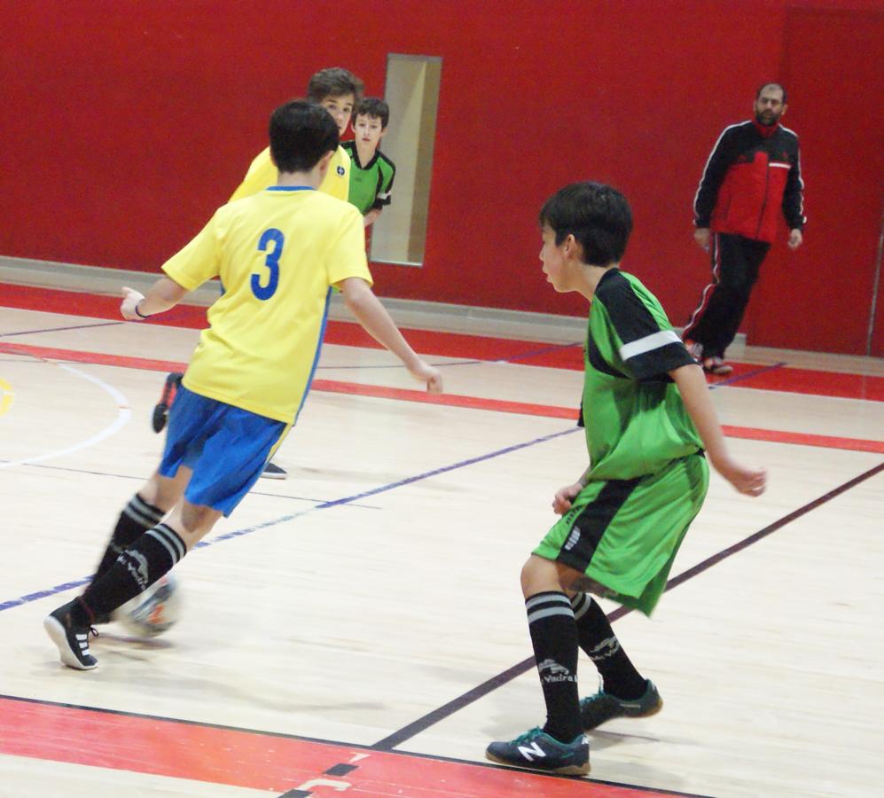 Las mejores imágenes del partido de fútbol sala entre Decroly y Jesús Maestro &quot;B&quot;