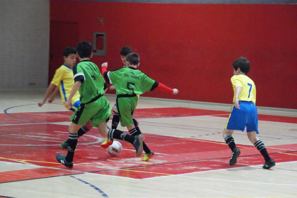 Las mejores imágenes del partido de fútbol sala entre Decroly y Jesús Maestro &quot;B&quot;