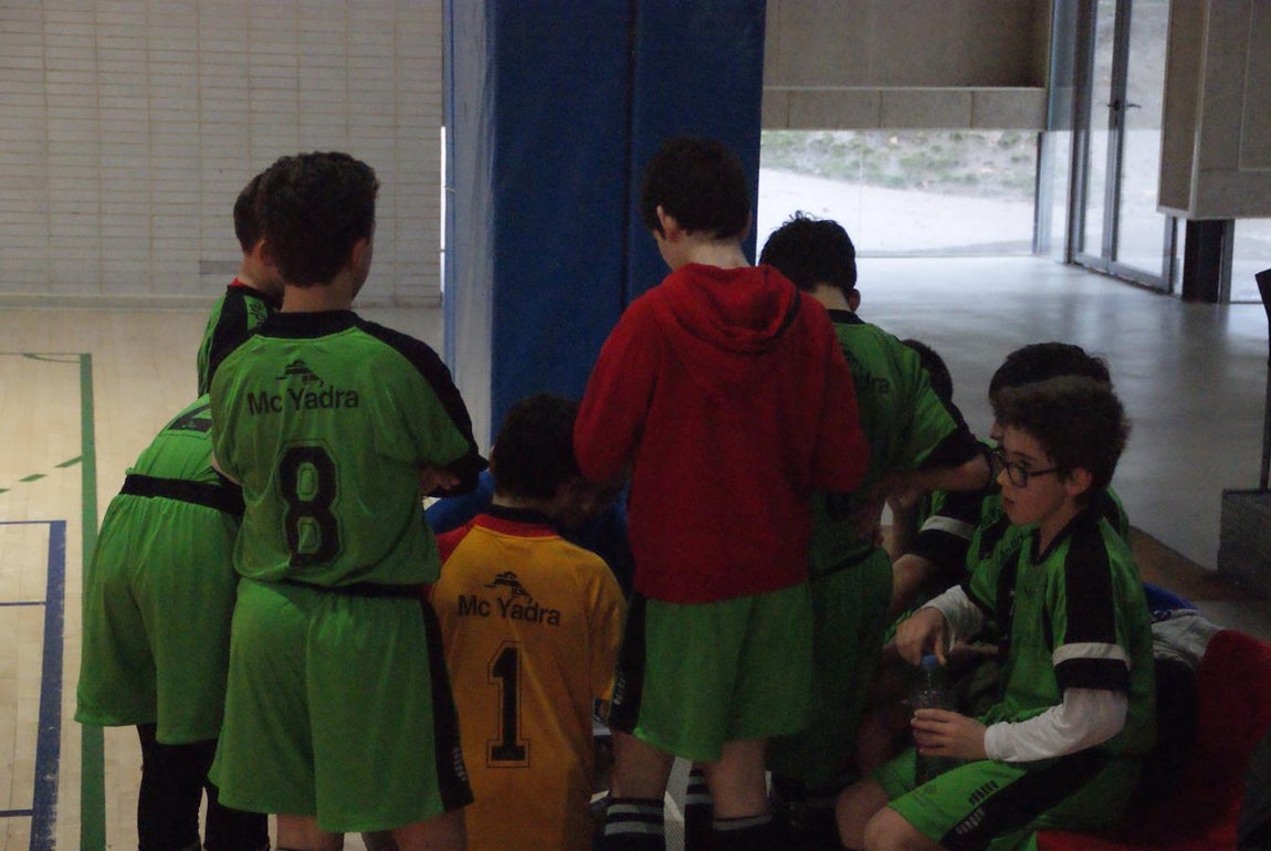 Las mejores imágenes del partido de fútbol sala entre Decroly y Jesús Maestro &quot;B&quot;